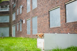 Uma geladeira danificada abandonada em parte abandonada do Grahame Park housing Estate, no norte de Londres