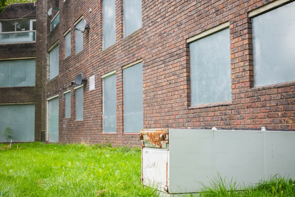 런던 북부의 그레이엄 파크 주택 단지의 사용되지 않는 부분에 버려진 손상된 냉장고