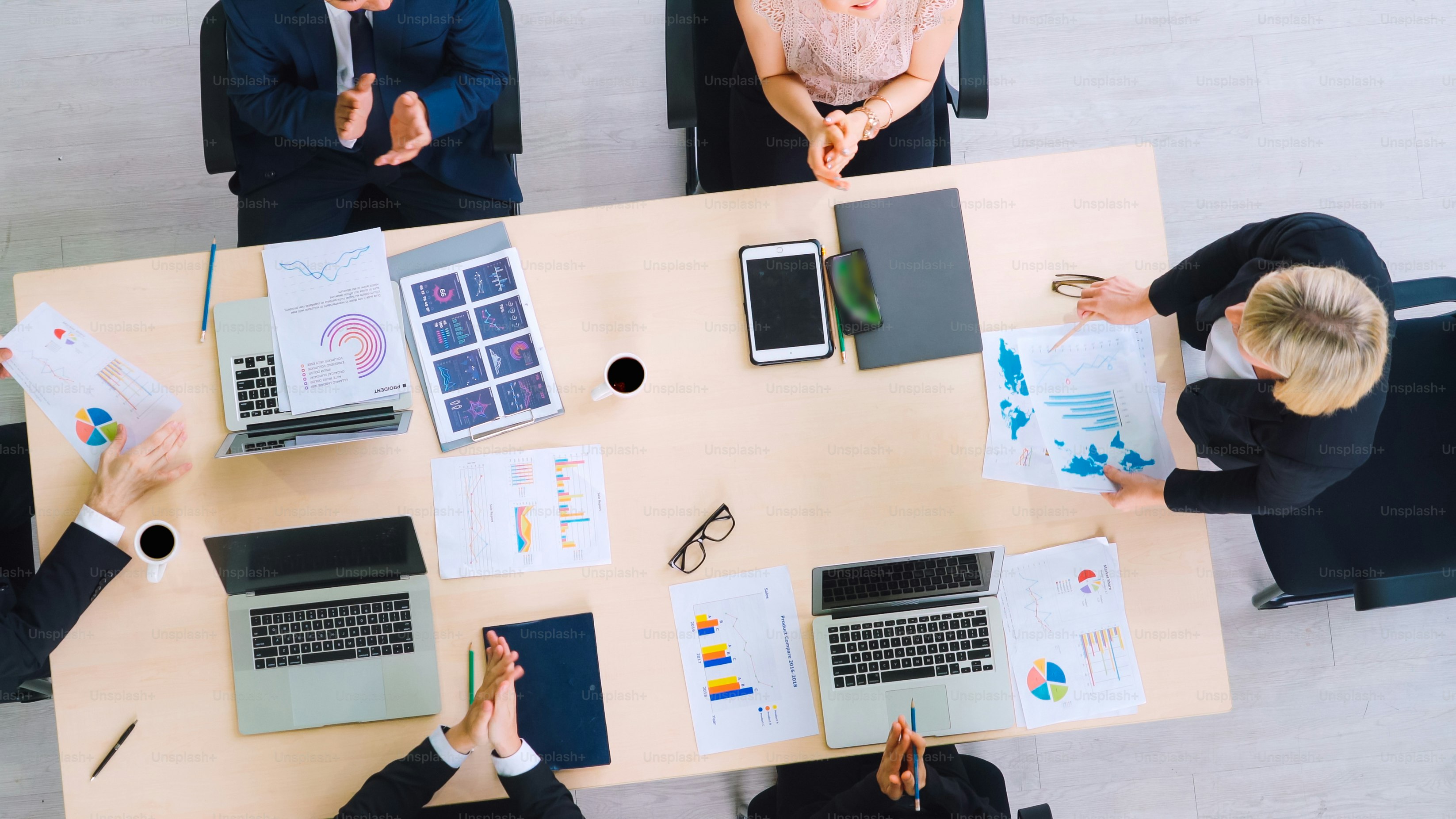Réunion de groupe de gens d’affaires prise de vue de dessus dans le bureau. Profession femmes d’affaires, hommes d’affaires et employés de bureau travaillant en conférence d’équipe avec document de planification de projet sur la table de réunion.