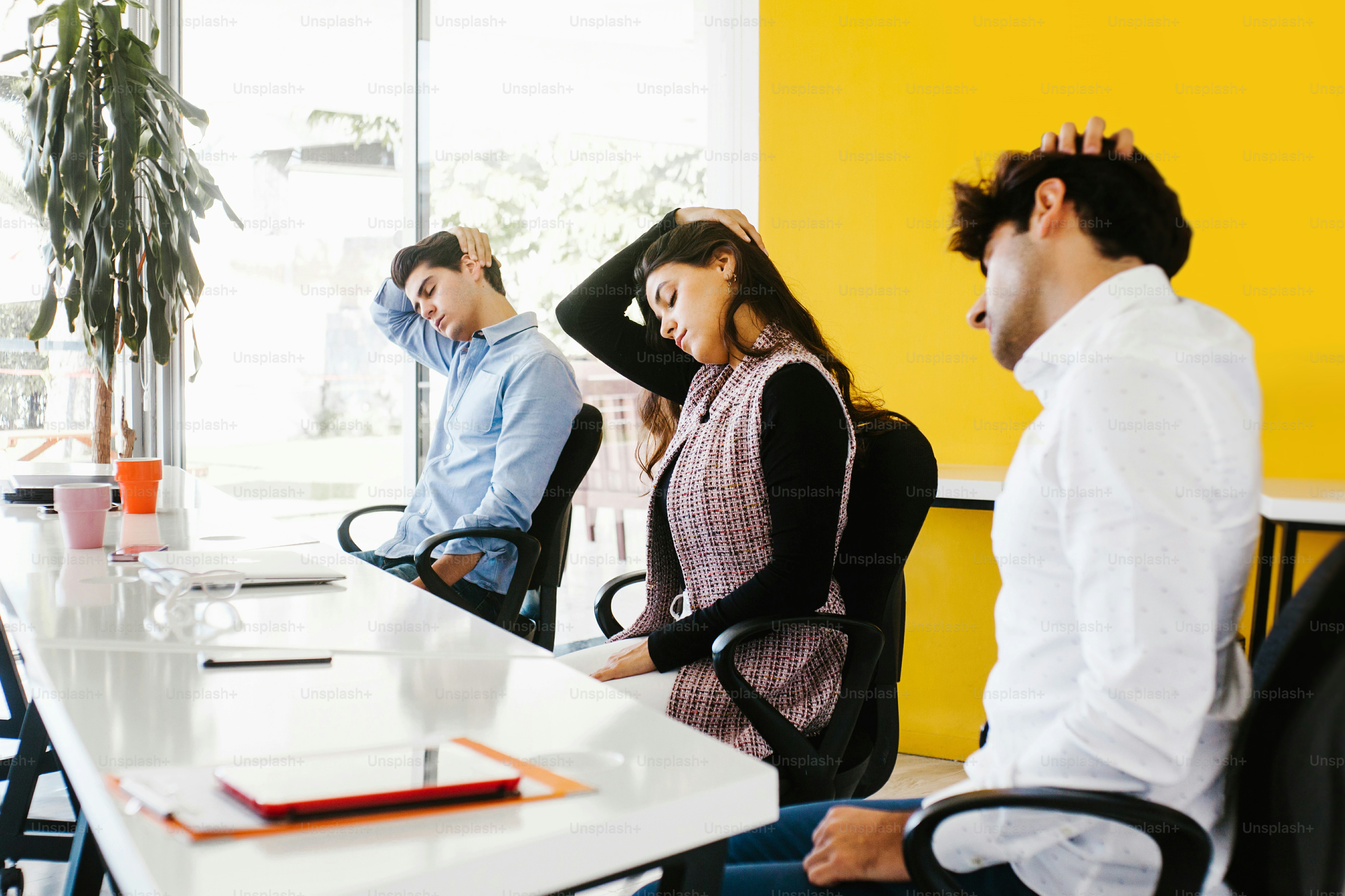hommes d’affaires latins méditant et faisant du yoga au bureau à Mexico
