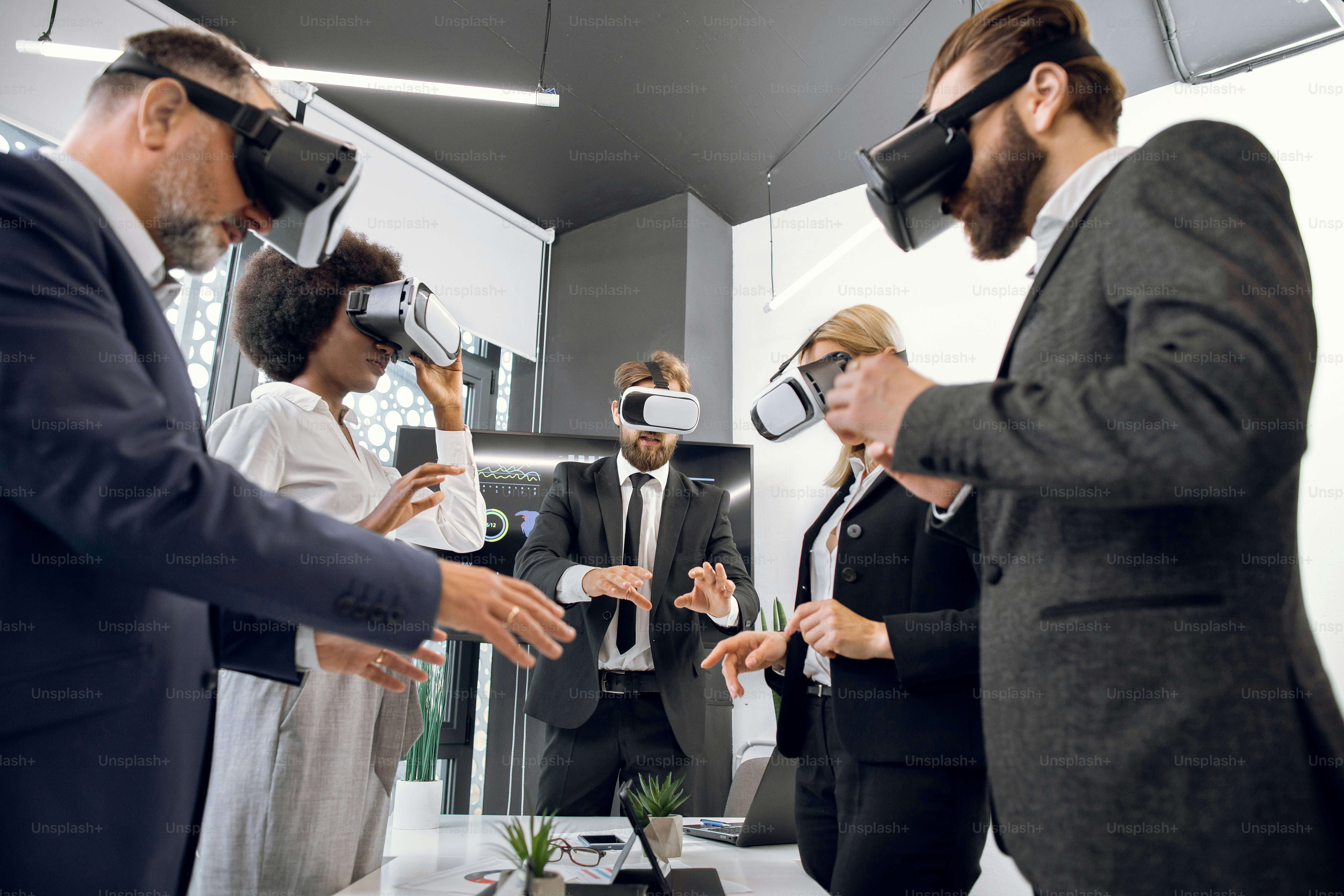 Gruppe von fünf multiethnischen Menschen, die mit Virtual-Reality-Brillen in modernen Büros arbeiten. Neue Technologie, 3D-Visualisierung, Startup, Zukunft, Architektur und Designkonzept.