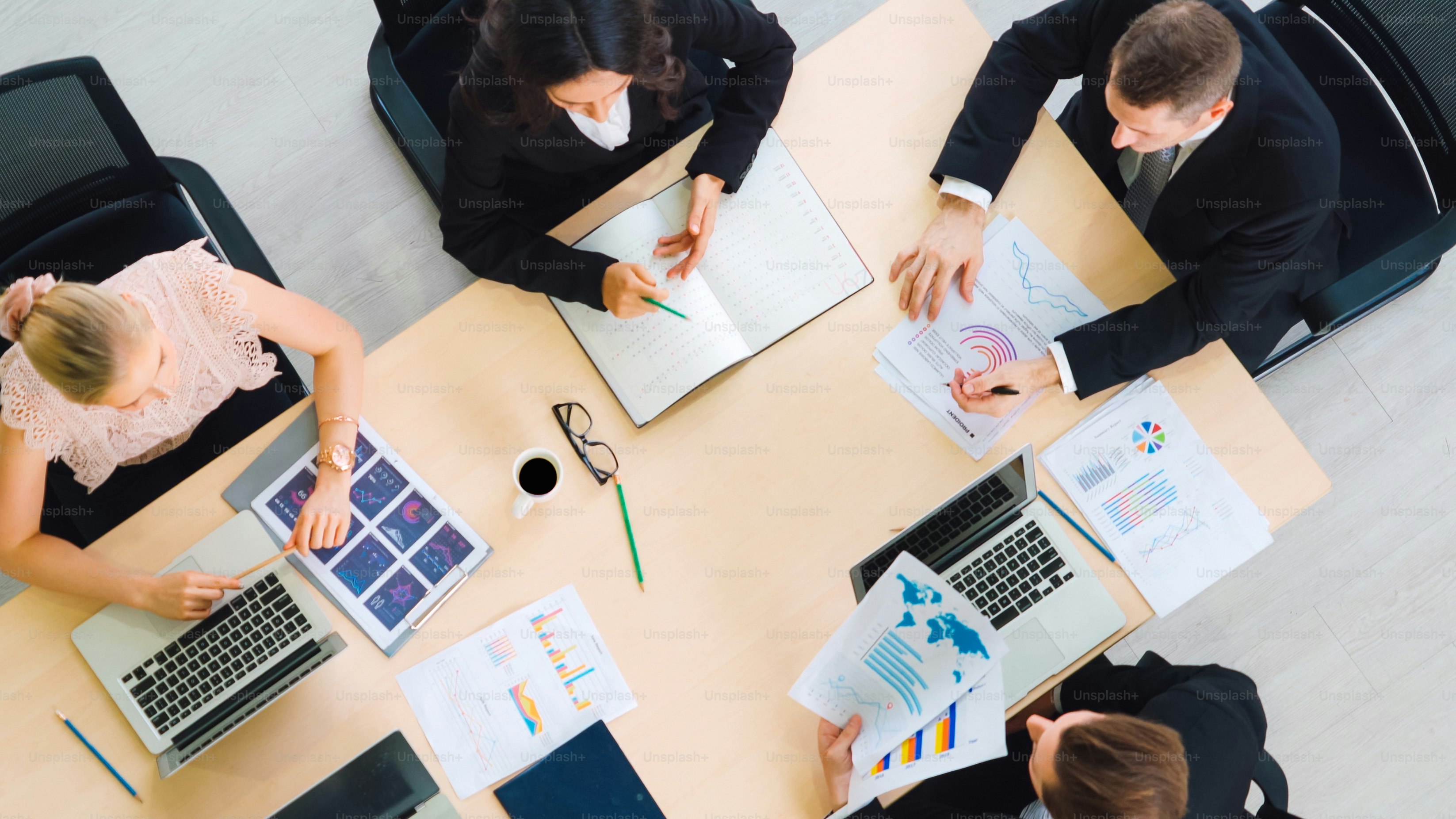 Réunion de groupe de gens d’affaires prise de vue de dessus dans le bureau. Profession femmes d’affaires, hommes d’affaires et employés de bureau travaillant en conférence d’équipe avec document de planification de projet sur la table de réunion.