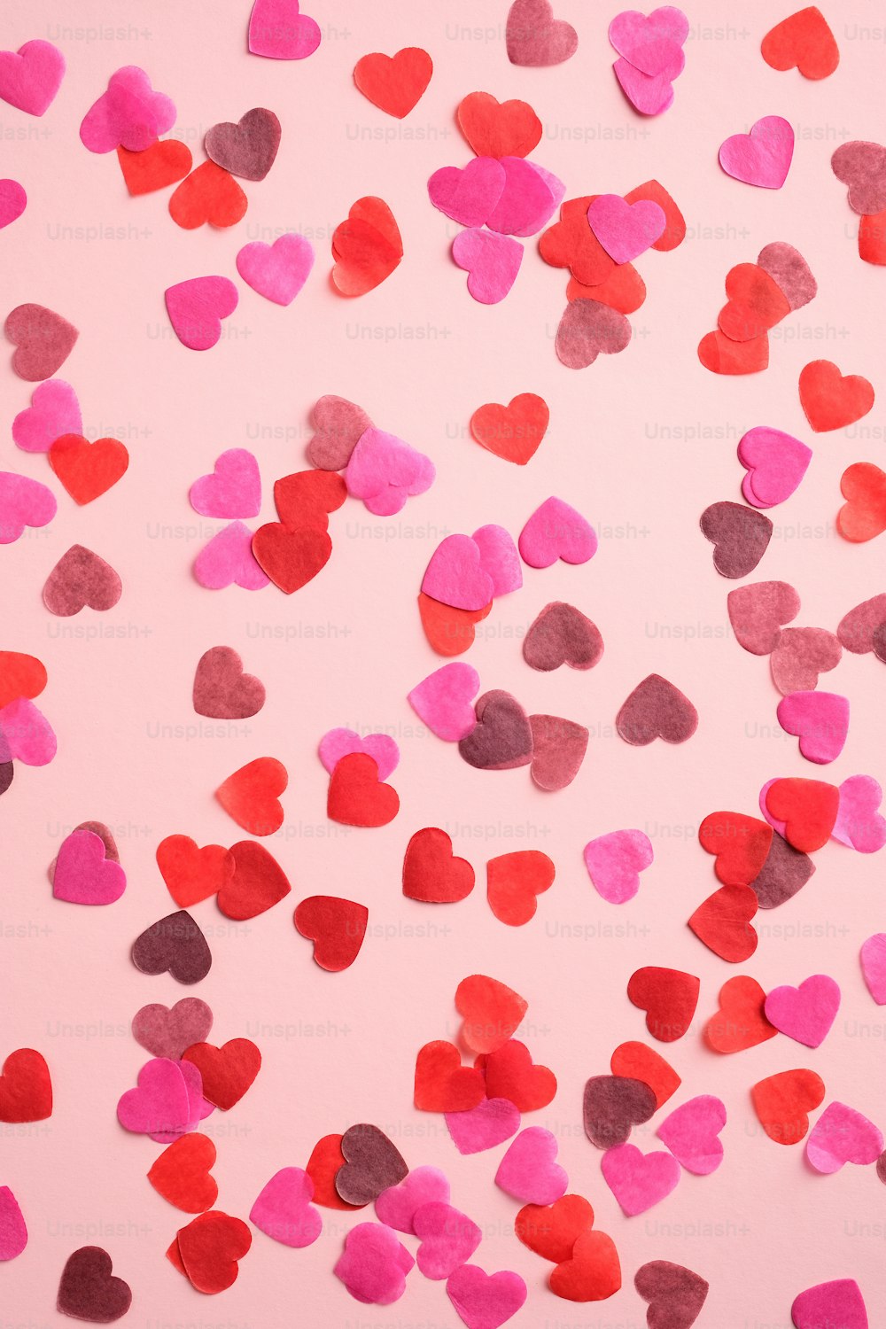 Valentinstag Muster aus Herzen auf rosa Hintergrund. Geeignet für vertikales Banner, Flyer, Broschüre, Geschichten in sozialen Medien