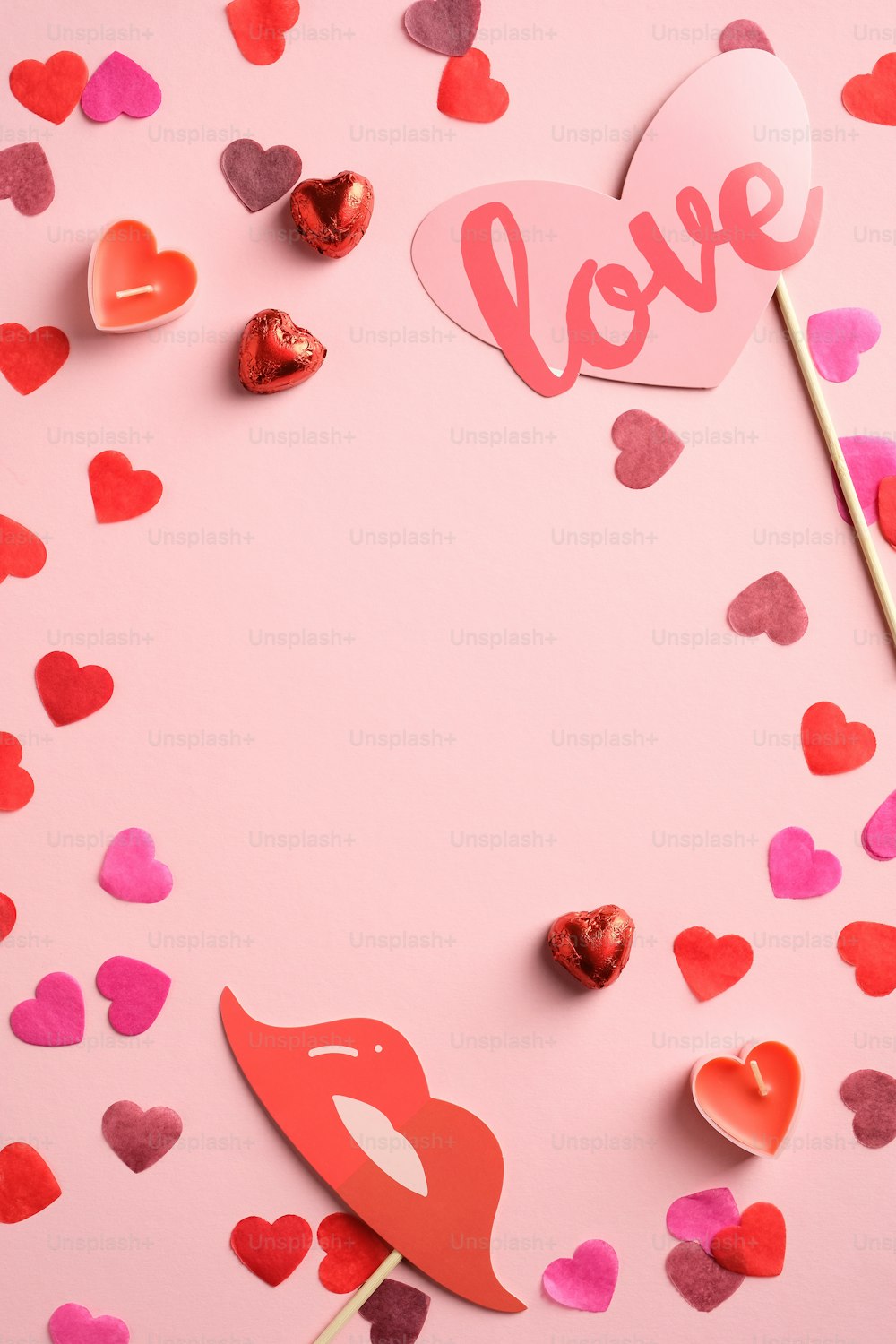 Valentinstag flache Lay-Komposition mit Herzen und Dekorationen auf rosa Hintergrund. Vertikales Banner-Mockup, Flyer-Design, Postervorlage.