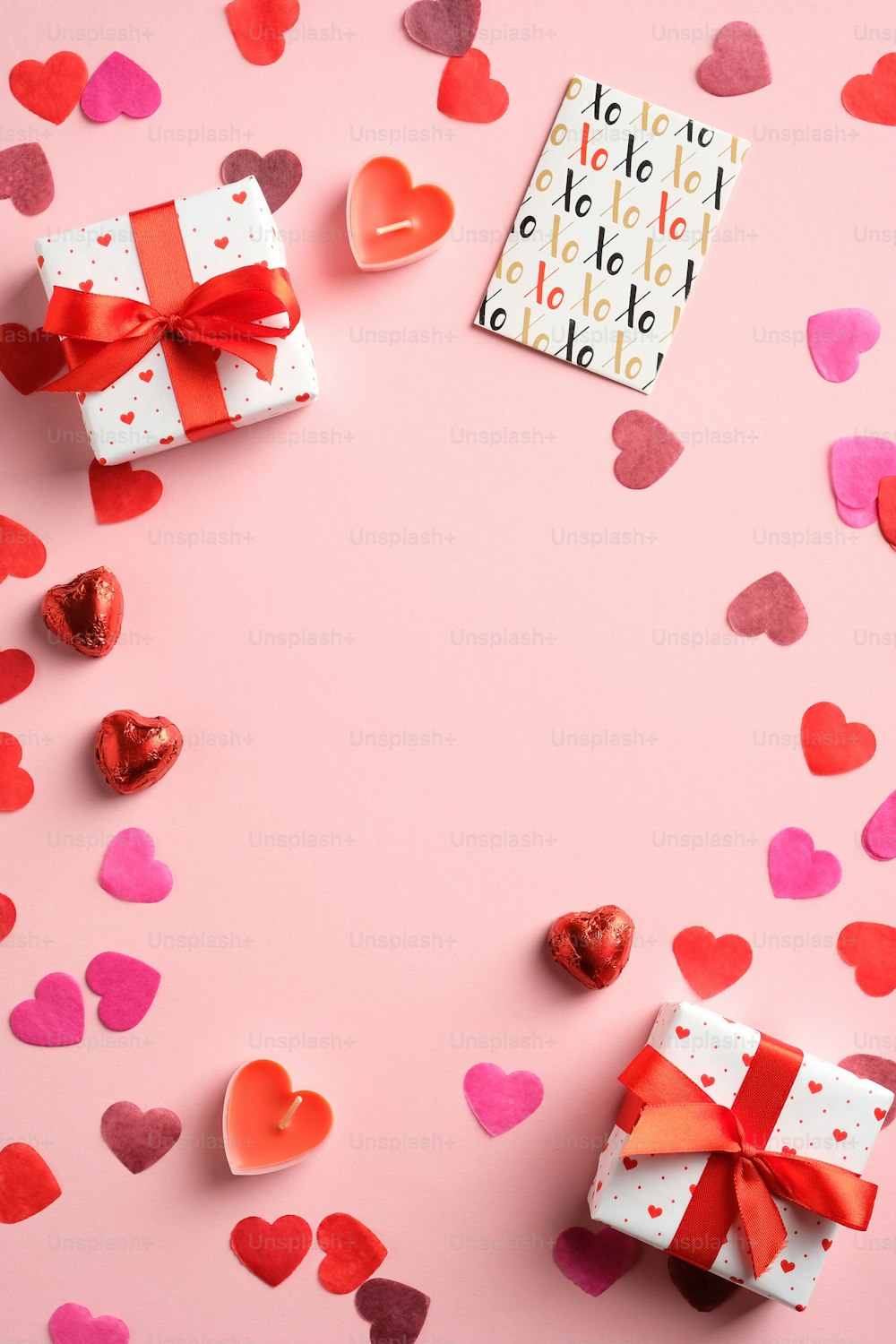 Valentinstag flache Laienkomposition. Draufsicht Rahmen von Herzen, Geschenkboxen, Papierkarte auf rosa Hintergrund. Geeignet für Flyer, Broschüre, Geschichten in sozialen Medien