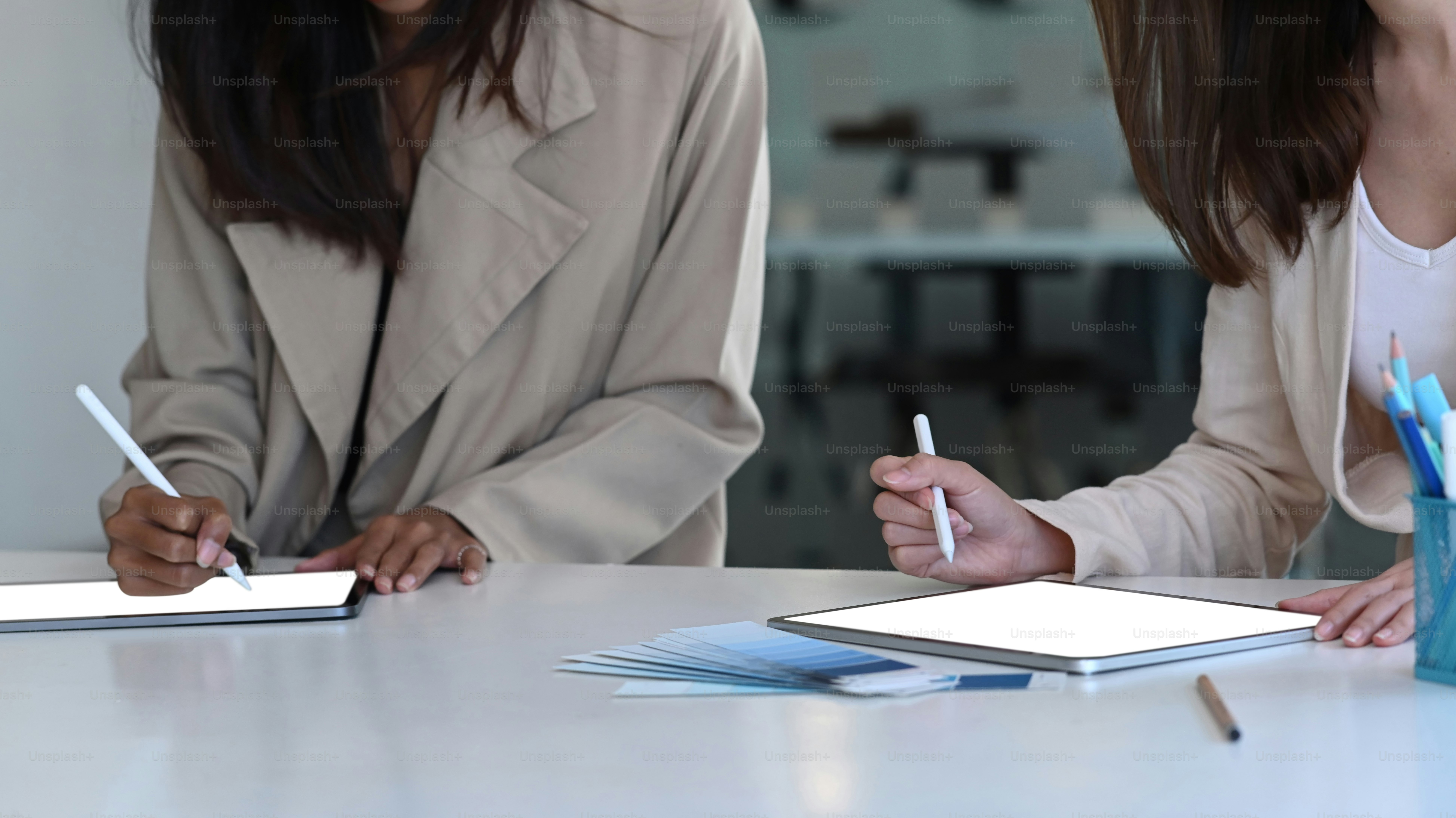Plan recadré de deux jeunes femmes créatives en démarrage utilisant une ...