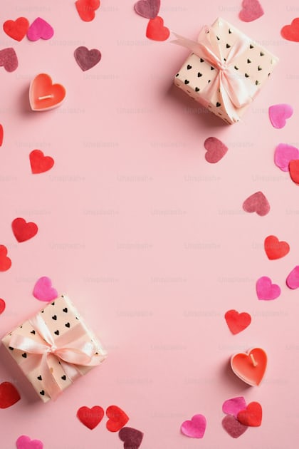 Modello di banner verticale di San Valentino. Scatole regalo e cuori su  sfondo rosa. Vista dall'alto, flat lay, spazio di copia. foto – Cornice -  bordo Immagine su Unsplash