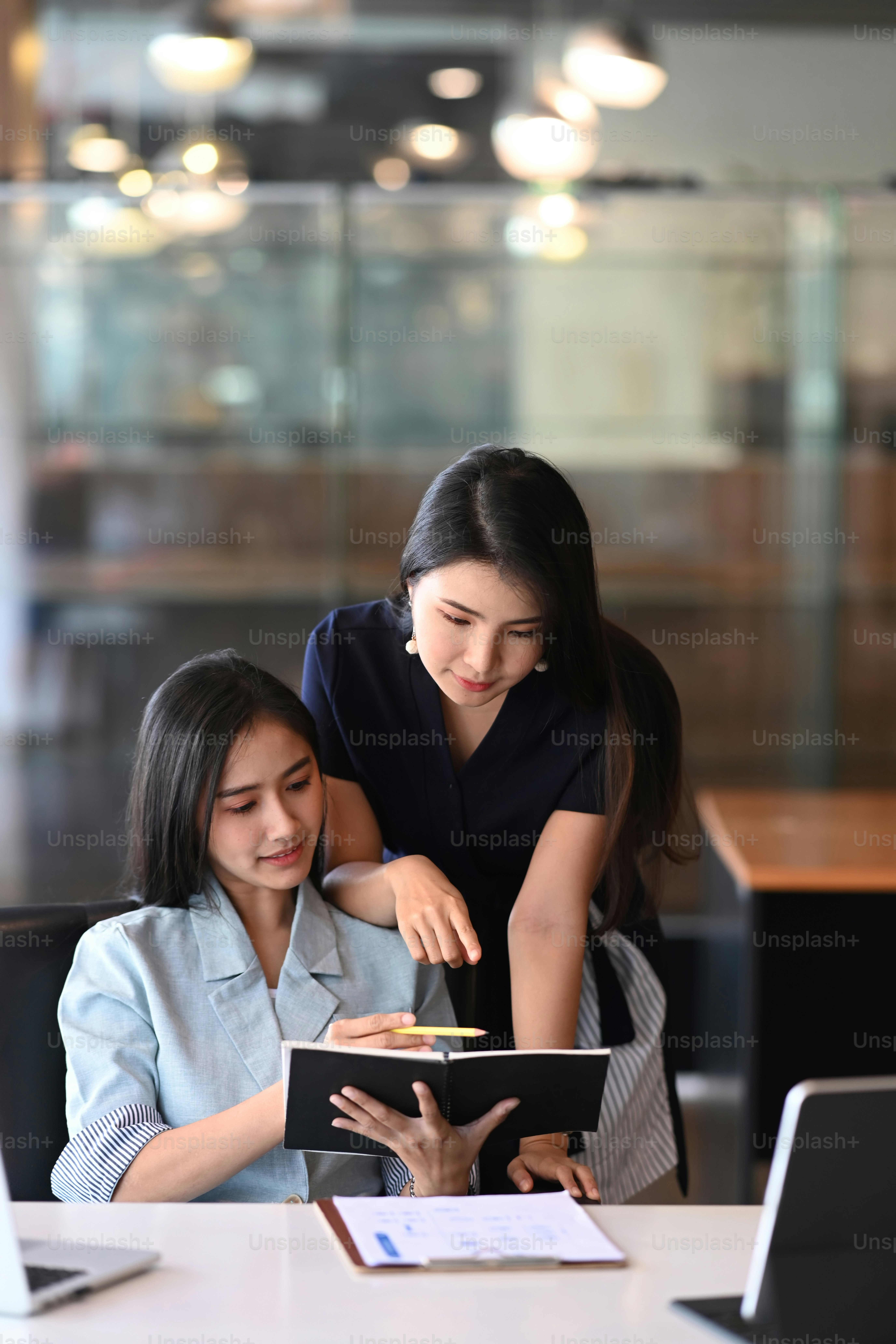 Femmes d’affaires parlant de plan d’affaires et de stratégie dans une salle de réunion.