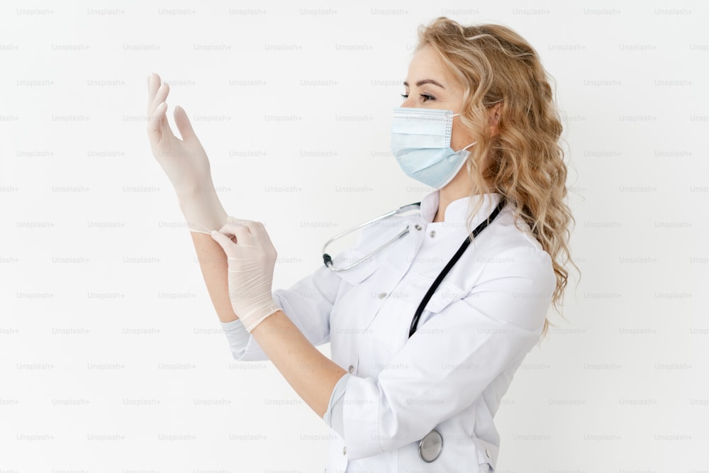 Femme Médecin Portant Un Masque Et Des Gants à Côté Du Patient Sur Un  Fauteuil Dentaire Avec Des Miroirs Buccaux