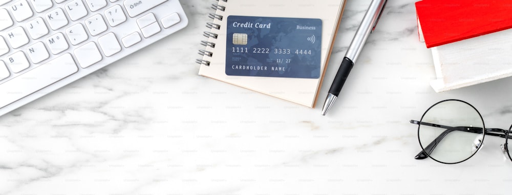 Draufsicht auf die Schätzung und Zahlung der Haussteuer mit Taschenrechner und Kreditkarte aus dem Internet.