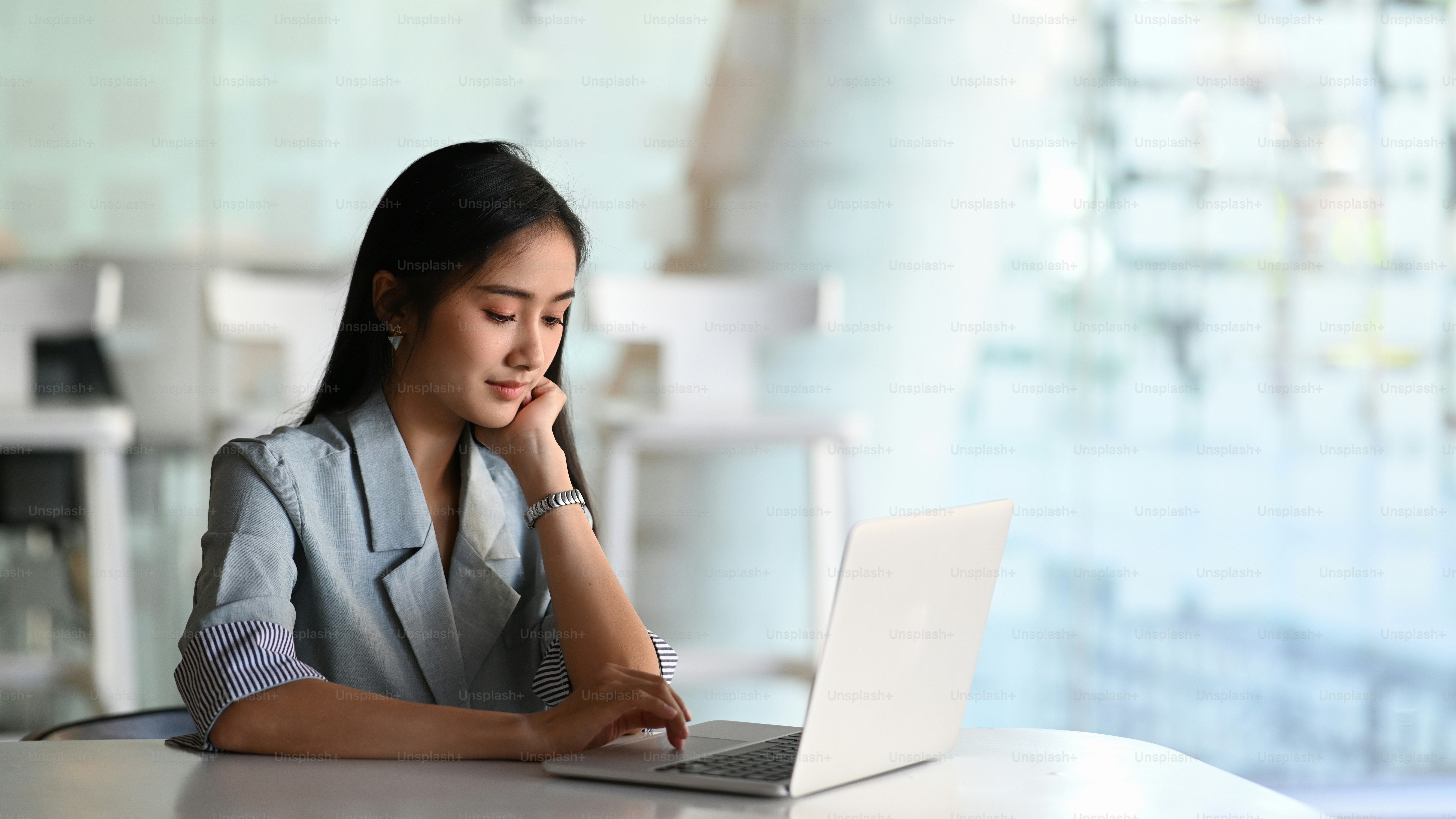 Geschäftsfrau mit Laptop-Computer surfen im Internet oder arbeiten im Büro.