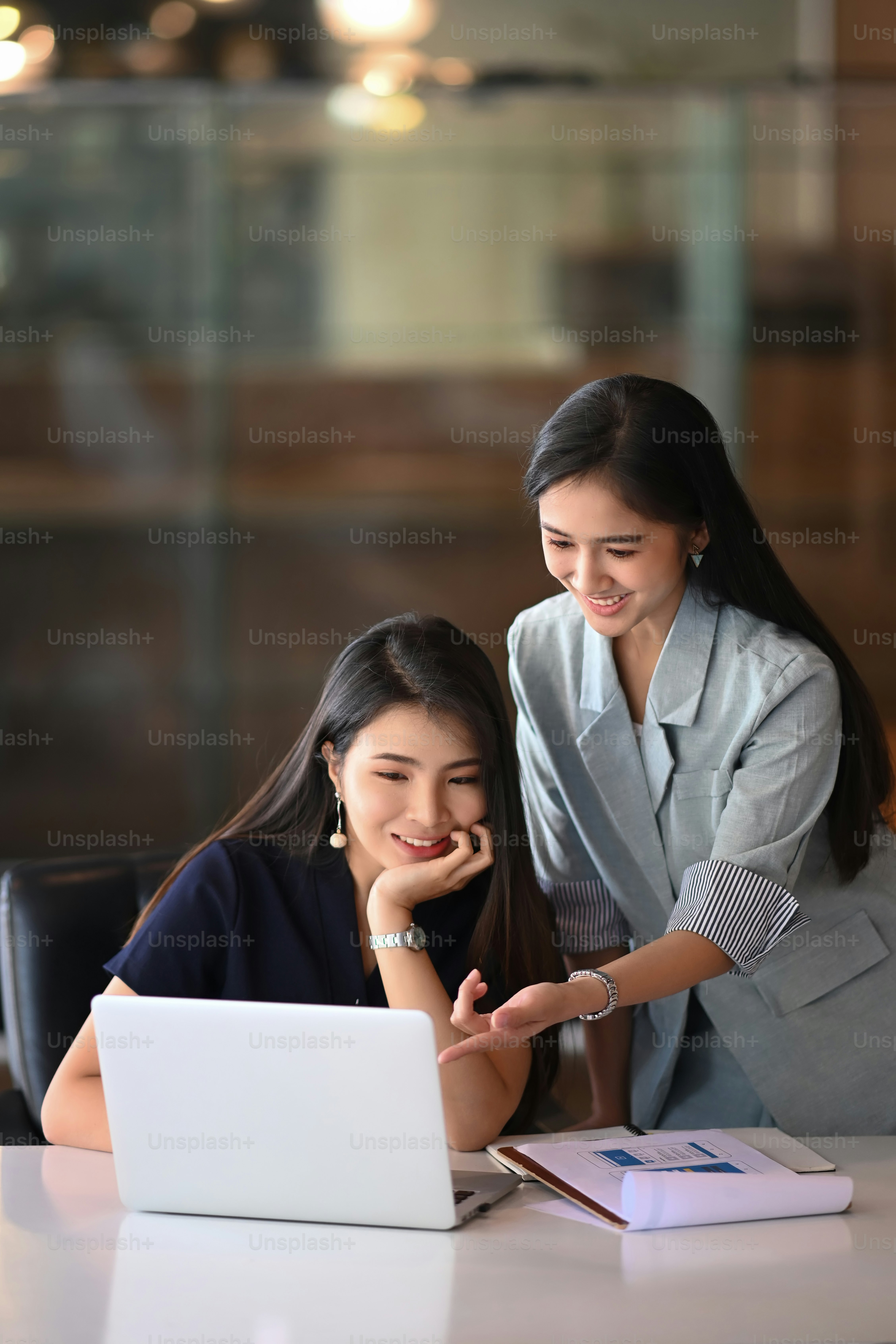Employée heureuse et amicale qui parle à son collègue, qui partage des idées, qui discute au bureau.