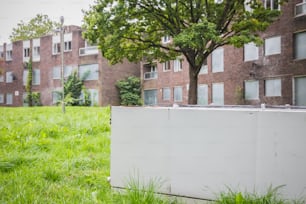 Ein beschädigter Kühlschrank, der in einem stillgelegten Teil der Wohnsiedlung Grahame Park im Norden Londons zurückgelassen wurde