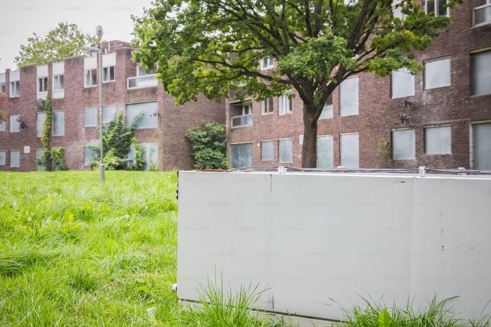 Ein beschädigter Kühlschrank, der in einem stillgelegten Teil der Wohnsiedlung Grahame Park im Norden Londons zurückgelassen wurde