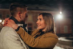 Scatto di una giovane coppia felice che ha un appuntamento romantico