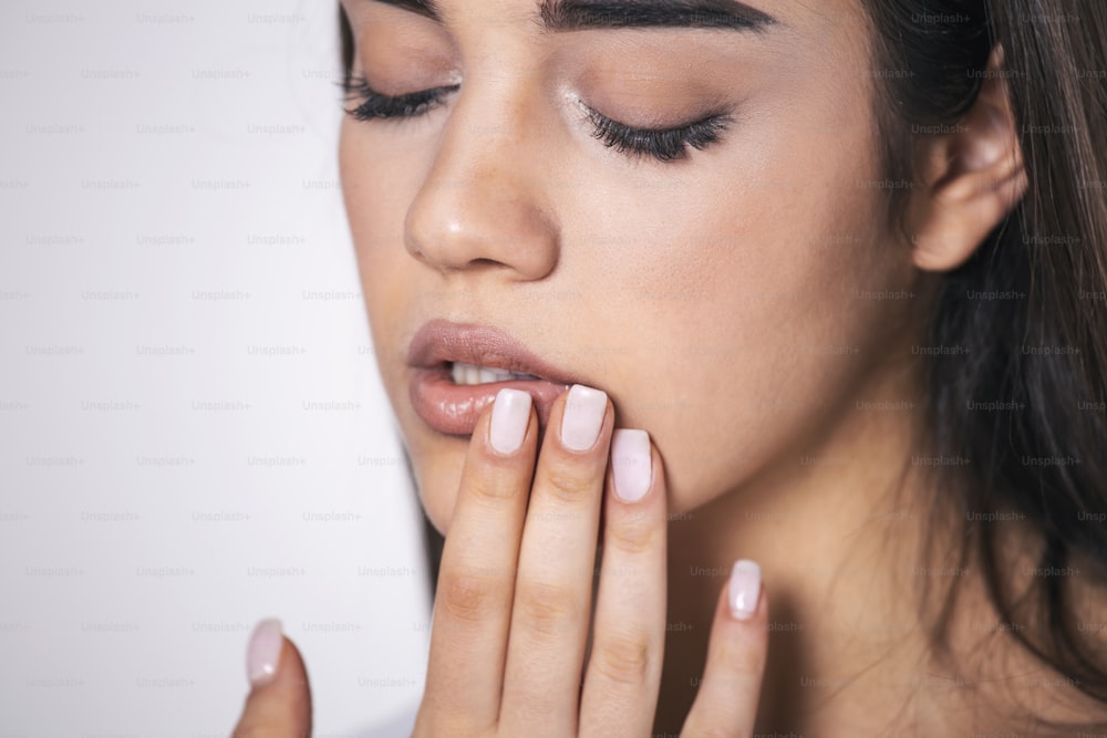 若い女性が口に触れる - covid-19、SARS cov 2、またはコロナウイルスの発生や拡散を保護および防止するために、顔に触れないようにするコンセプト。