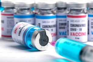 développement d’un vaccin contre le virus du coronavirus COVID-19, flacon de vaccin dans le concept d’assurance et de lutte contre le coronavirus 2019 ncov cure, recherche médicale en laboratoire pour arrêter la propagation du virus