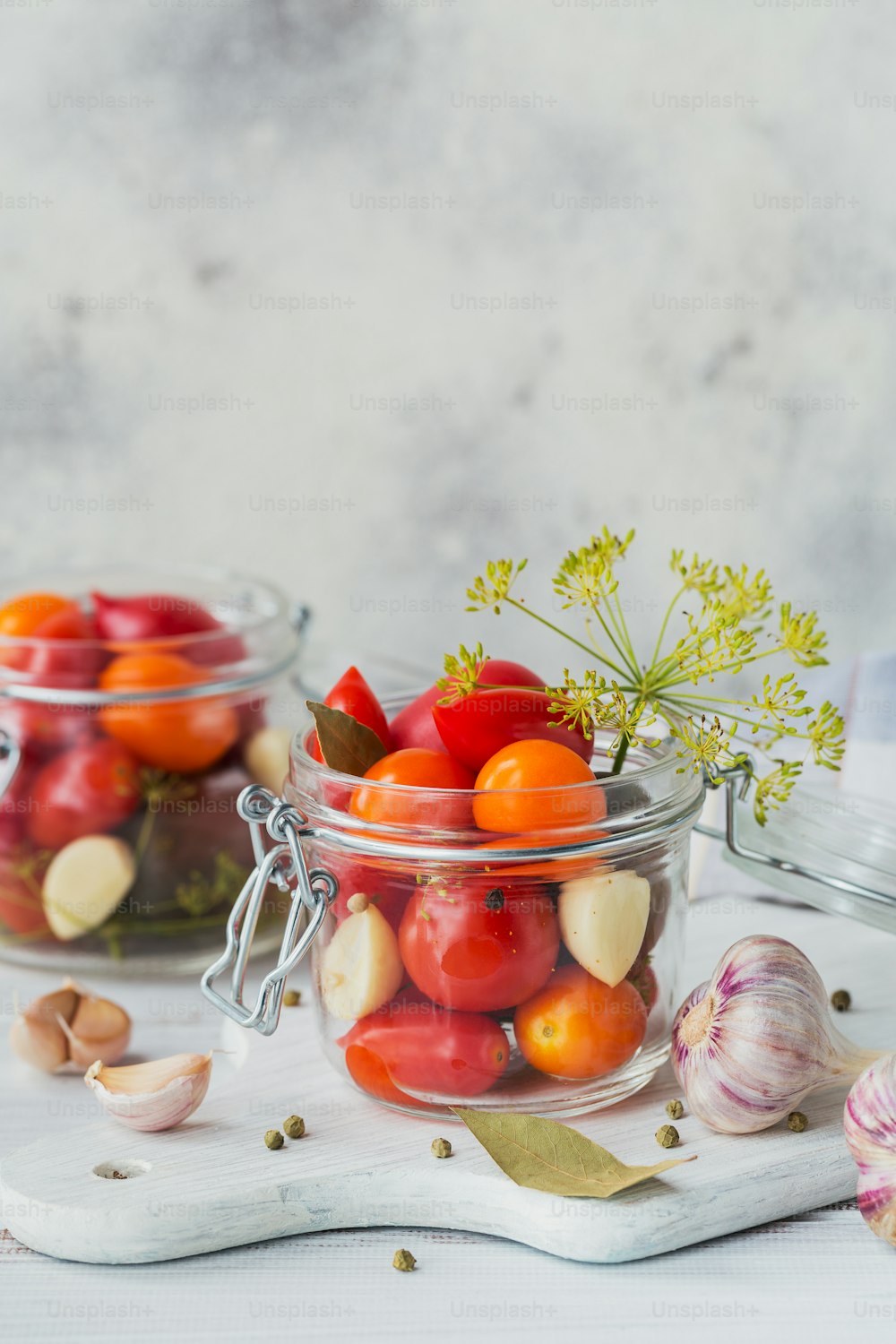 Zutaten für die Herstellung gesunder veganer Lebensmittel. Eingelegtes Gemüse. Tomaten werden zum Konservieren vorbereitet. Clean Eating, vegetarisches Food-Konzept