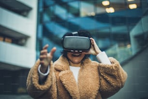 Des femmes testent un simulateur de réalité virtuelle dans la rue.