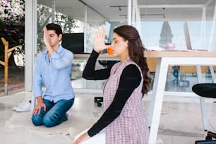 empresários latinos meditando e fazendo yoga no escritório na cidade do México