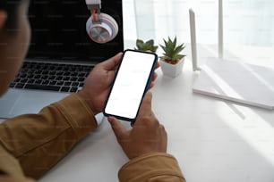 自宅でWi-Fiインターネットに接続するスマートフォンを使用して、男性の手のクローズアップビュー。