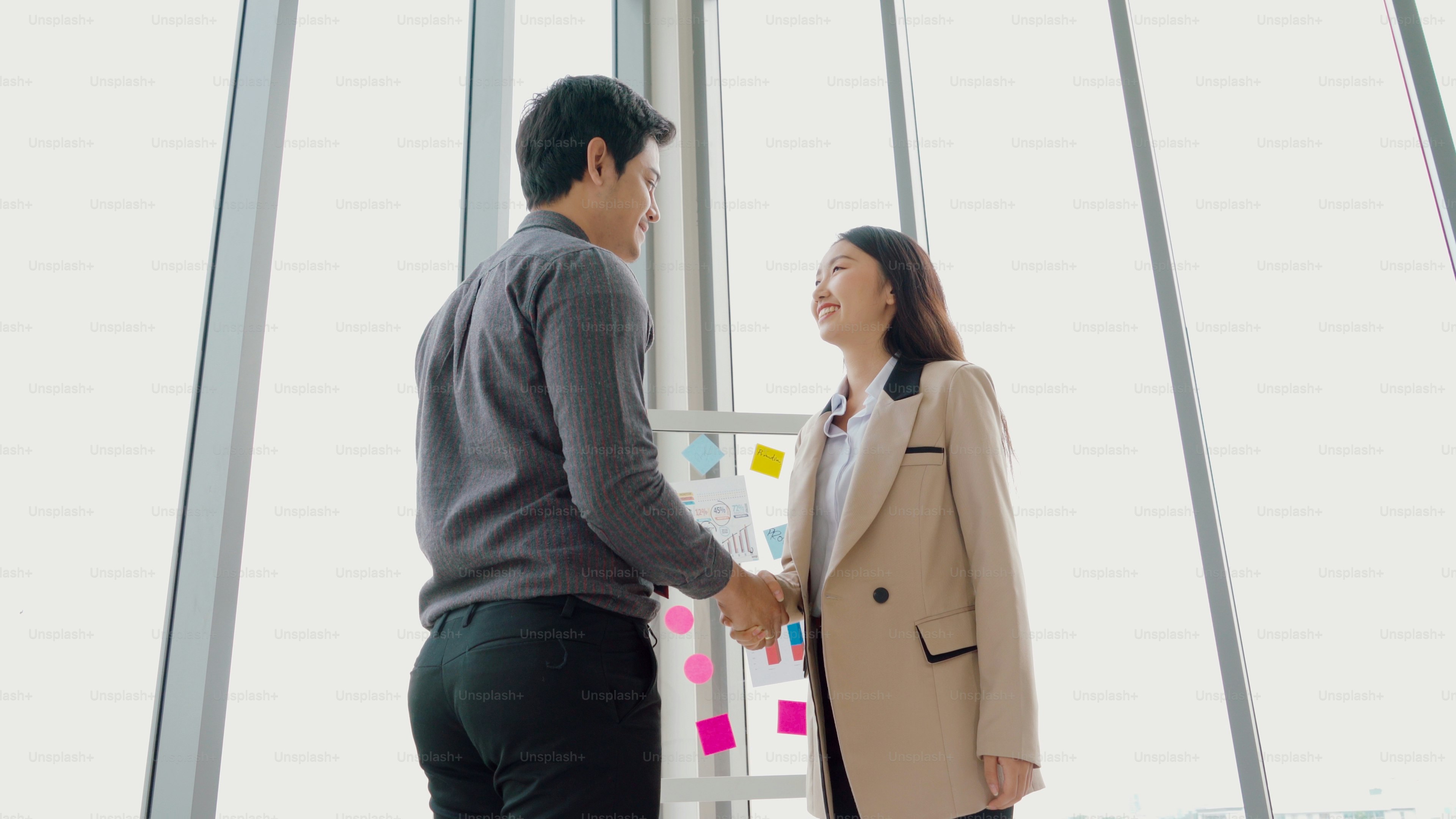 Geschäftsleute geben im Firmenbüro den Händedruck und zeigen eine professionelle Einigung über einen Finanzvertrag.