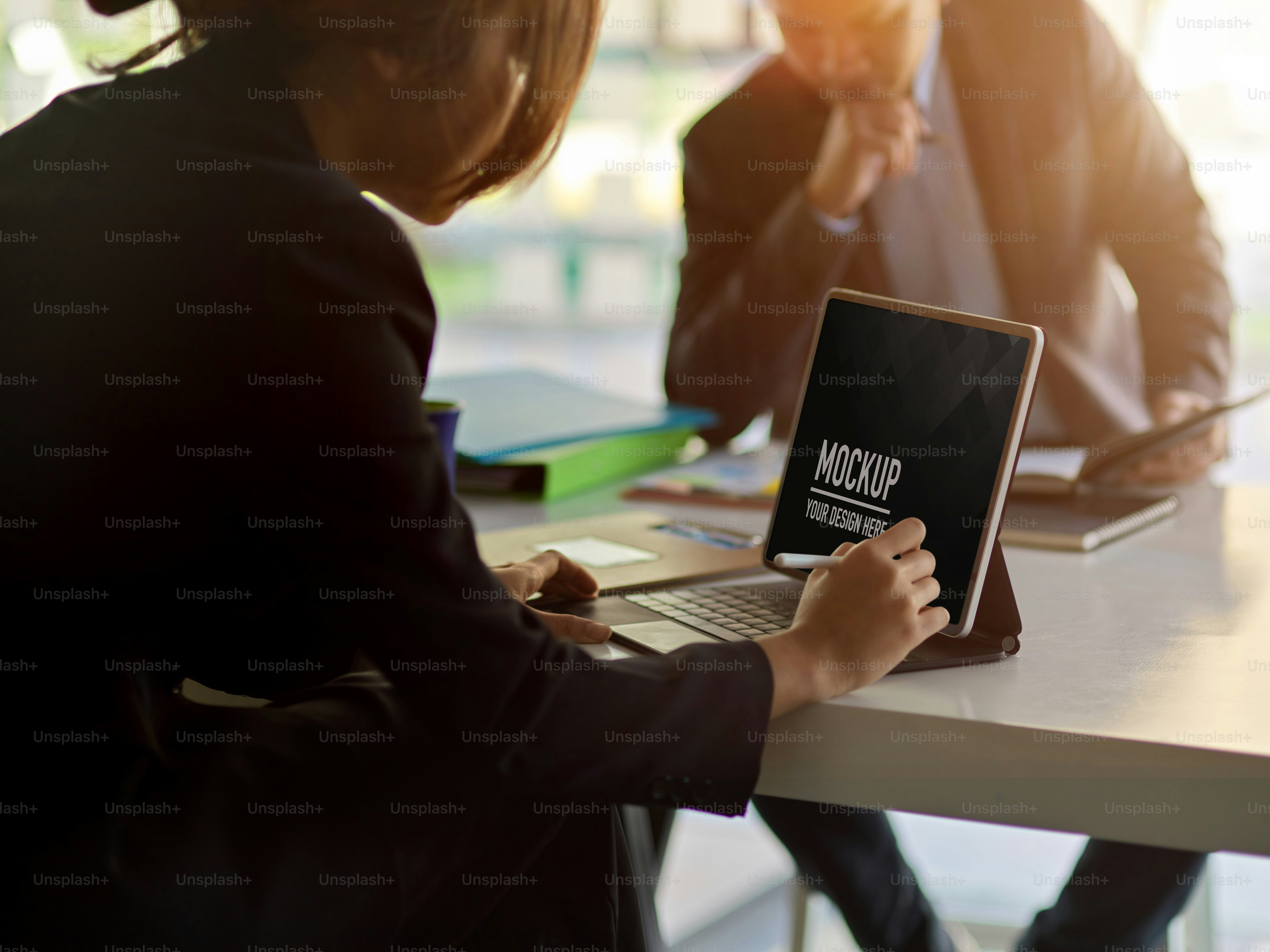 Plan recadré d’une main de femme d’affaires travaillant avec une tablette numérique sur une table de réunion