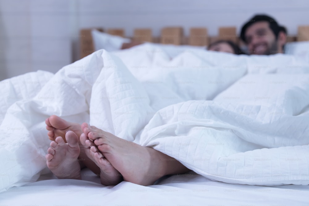 Relación íntima de pareja joven en la cama pasión. Concepto de sexo.