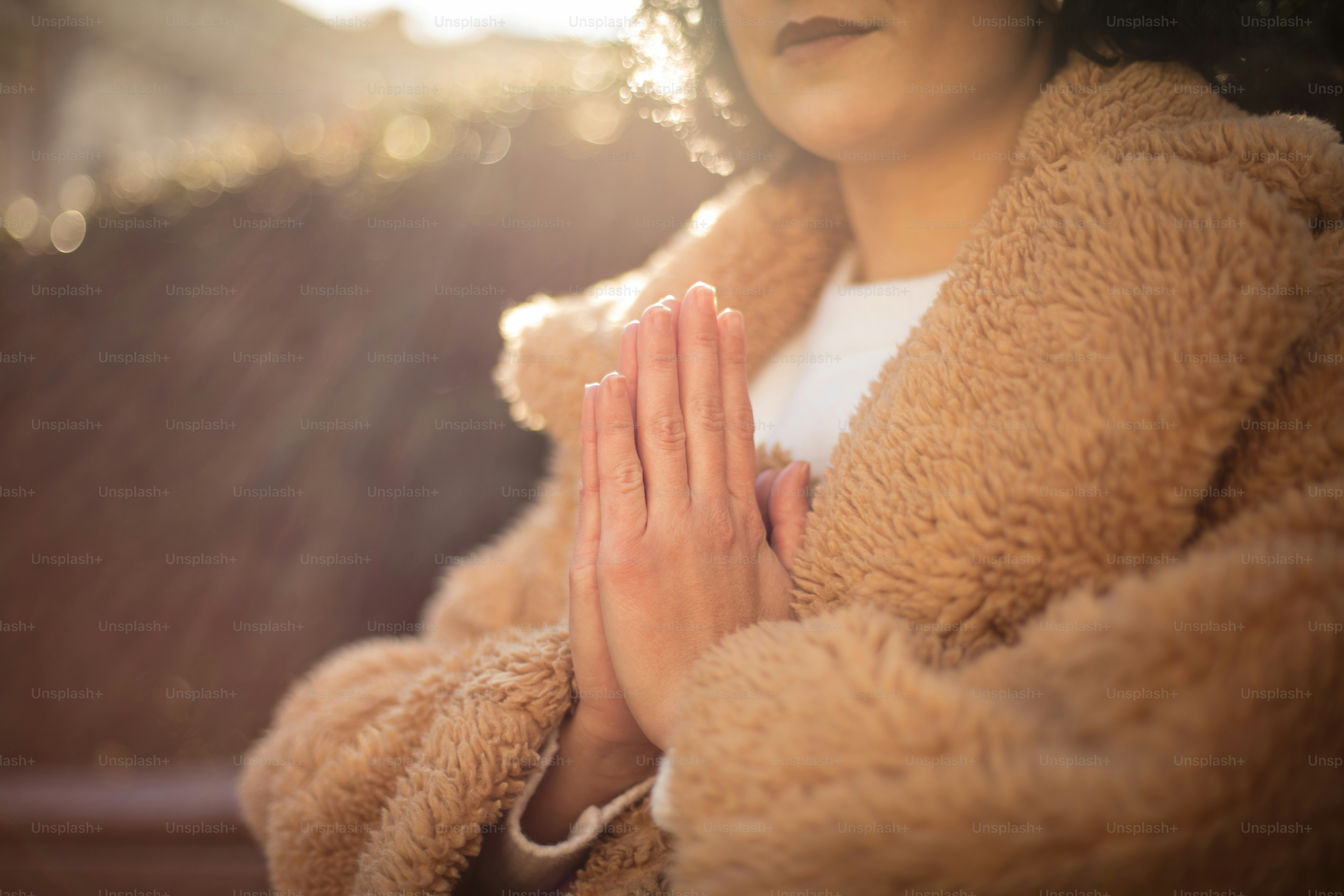 Mulher no parque da cidade trabalhando yoga.