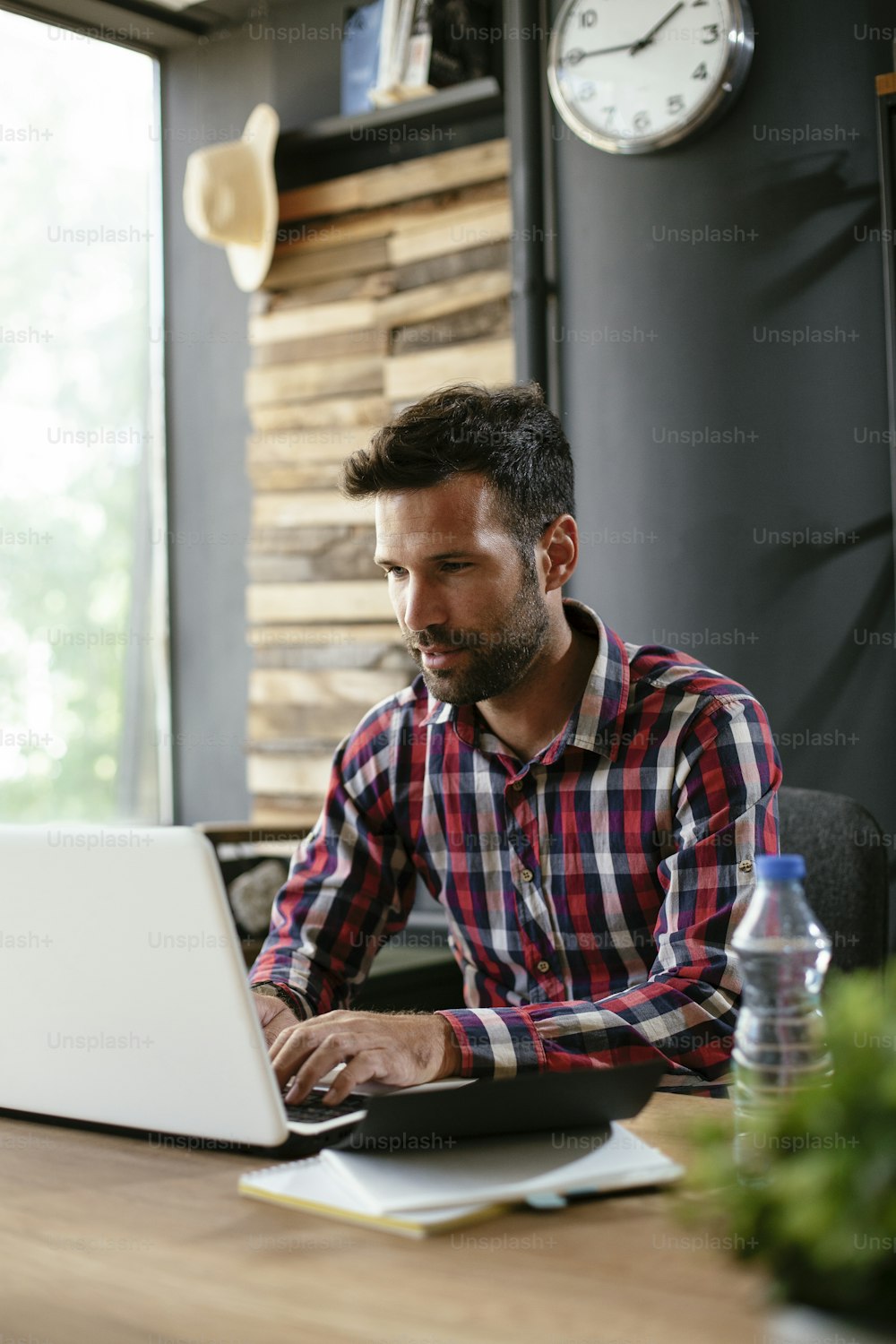 Uomo d'affari che lavora in ufficio sul suo laptop. Elegante uomo d'affari che lavora su un progetto in ufficio.
