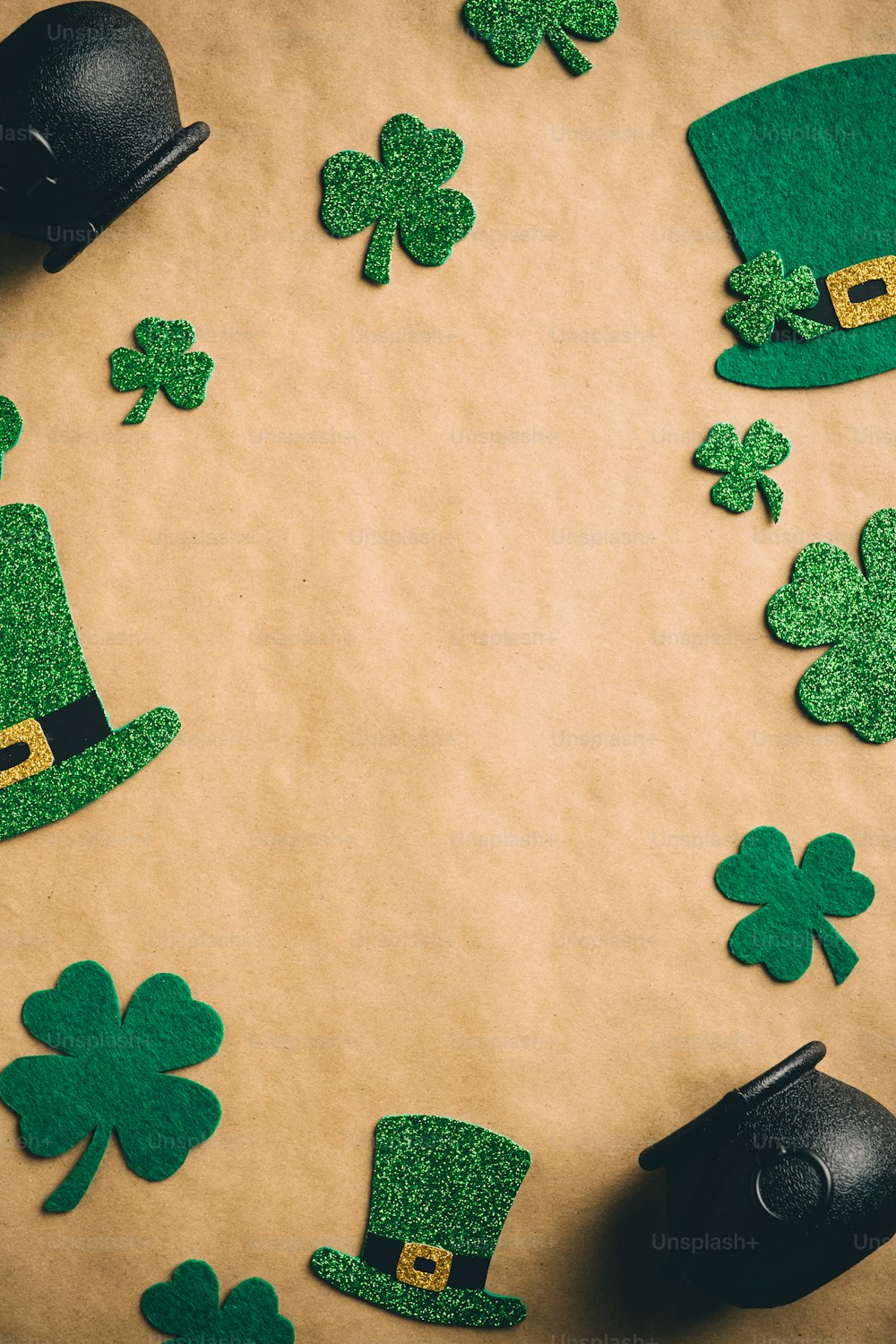 Happy Saint Patrick's Day Konzept. Flach lagen grüne Hüte, Kleeblattblätter, Töpfe mit Gold auf Kraftpapierhintergrund. Vertikales Vintage-Banner-Mockup für Social-Media-Geschichten, Postervorlage.