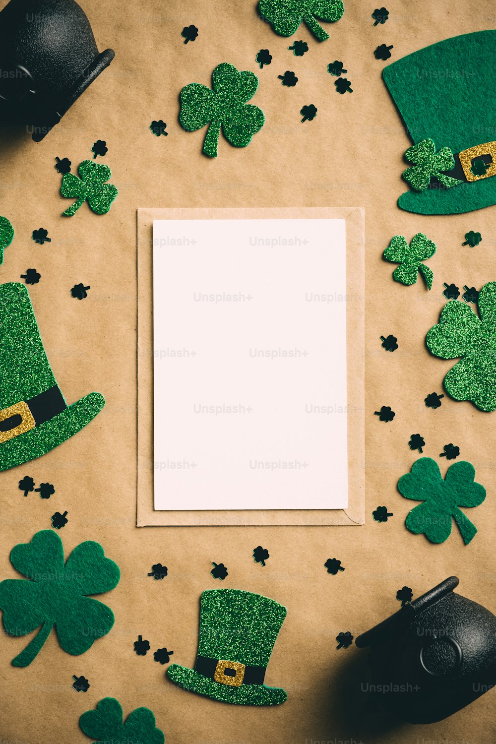 Feliz concepto del día de San Patricio. Diseño de banner vertical con maqueta de tarjeta de felicitación, sombreros de elfo irlandés, ollas de oro, hojas de trébol de trébol sobre fondo de papel kraft. Vintage, estilo retro