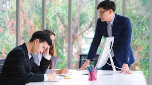 怒っているビジネスパーソンは、オフィスでのグループ会議で仕事上の問題を争います。ビジネス破産の失敗と損失の概念。