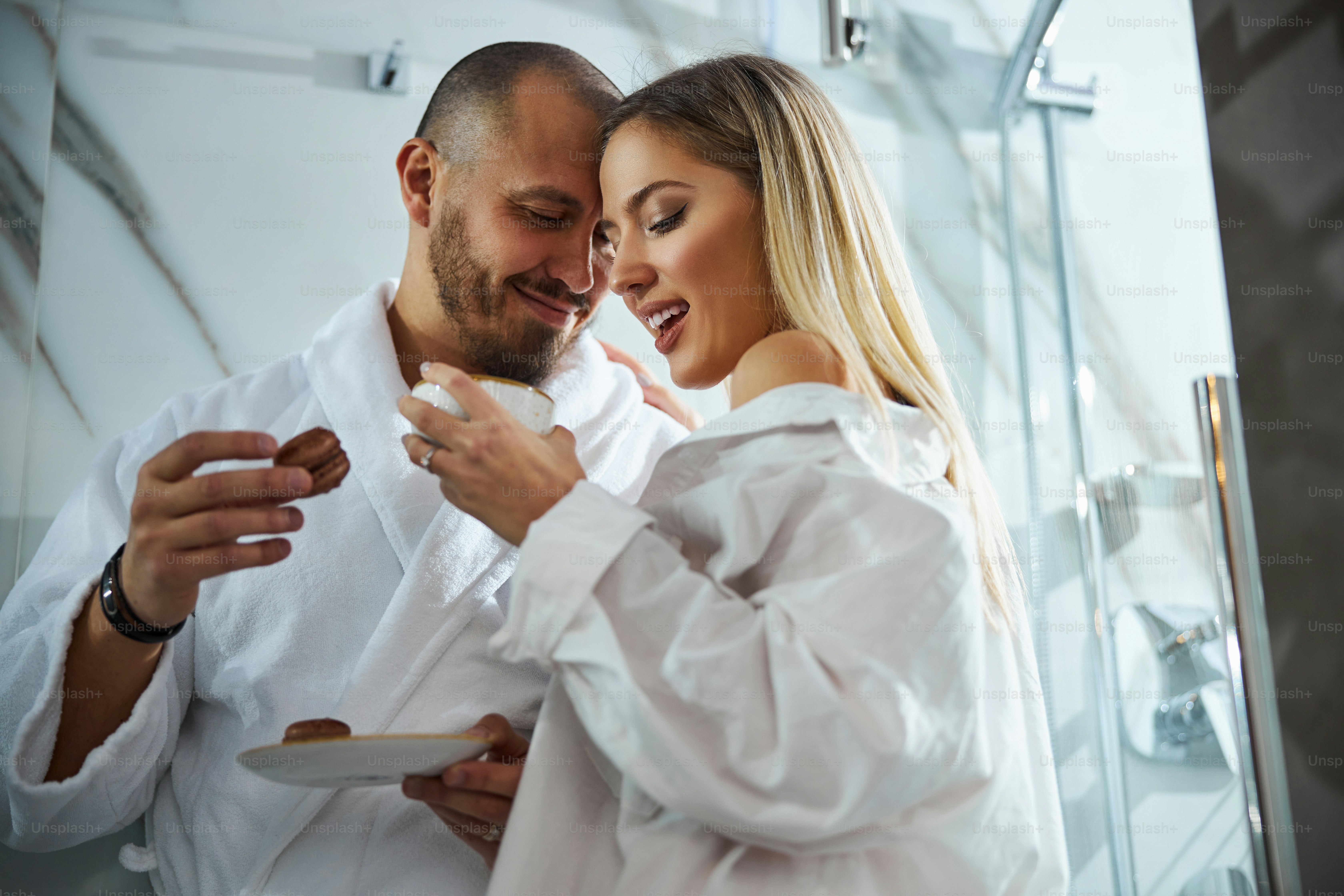 زوج خوشبختی با لباس سفید در حال خوردن شکلات روانشناس, رواندرمانگر, روانکاو, سکستراپ, سلامت_جنسی, مشکلات_جنسی, اختلالات_جنسی, مشکلات_رابطه, زوج_درمانی, مشاوره_خانواده, مشکلات_زناشویی, میل_جنسی, لیبیدو, اضطراب, افسردگی, استرس, PTSD, ADHD, بی_خوابی, افکار_منفی, تنهایی, خیانت, طلاق, خودارضایی, اختلال_نعوظ, روانشناسی_رابطه, روانشناسی_جنسی, سکسولوژی, سلامت_روان, تاثیر_تغذیه_بر_روان, تاثیر_تغذیه_بر_میل_جنسی, هورمون_و_روان, سبک_زندگی_و_سلامت_جنسی