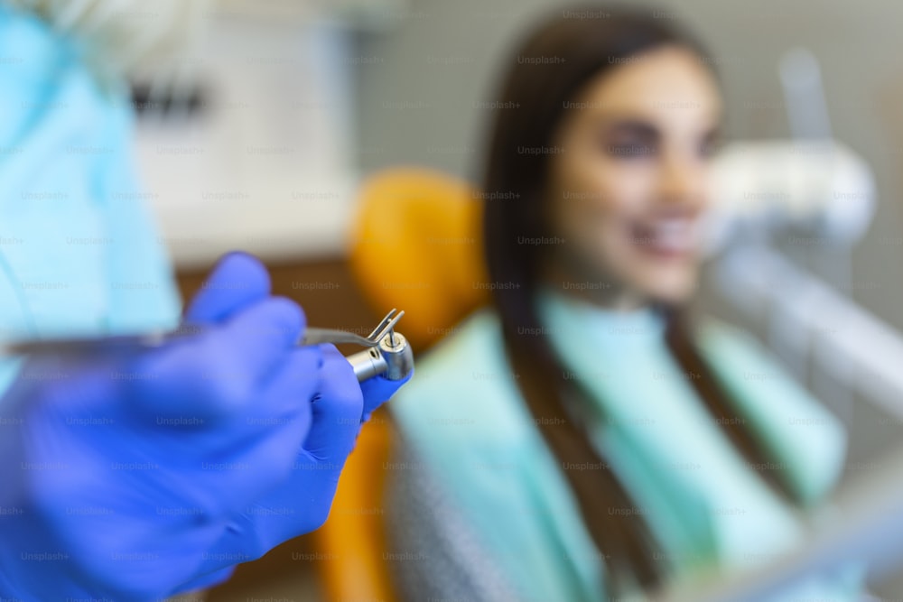 Femme assise chez le dentiste lors d’une intervention dentaire. Aperçu de la prévention des caries dentaires. Concept de dents saines.
