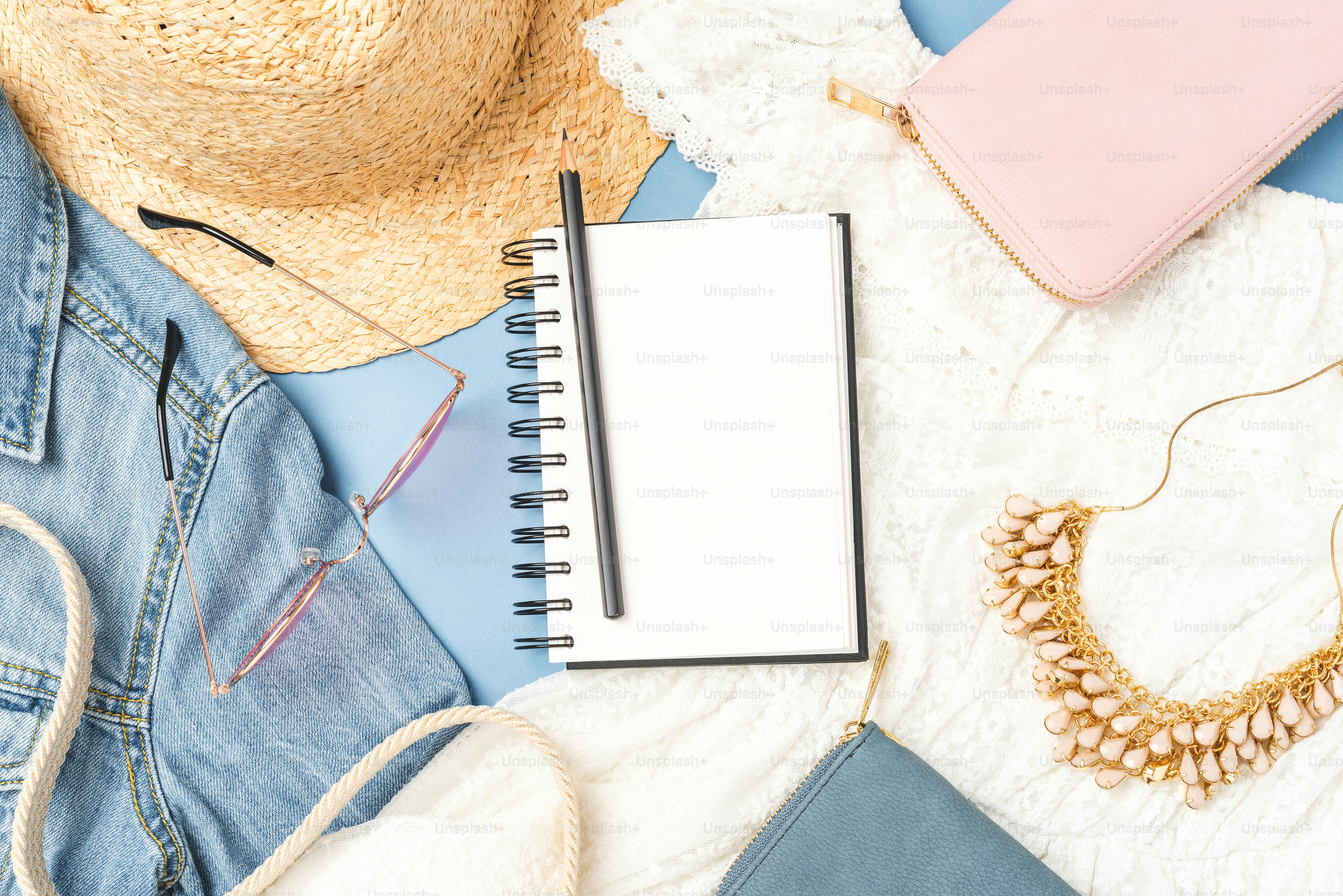 Vista aérea de roupas e acessórios femininos