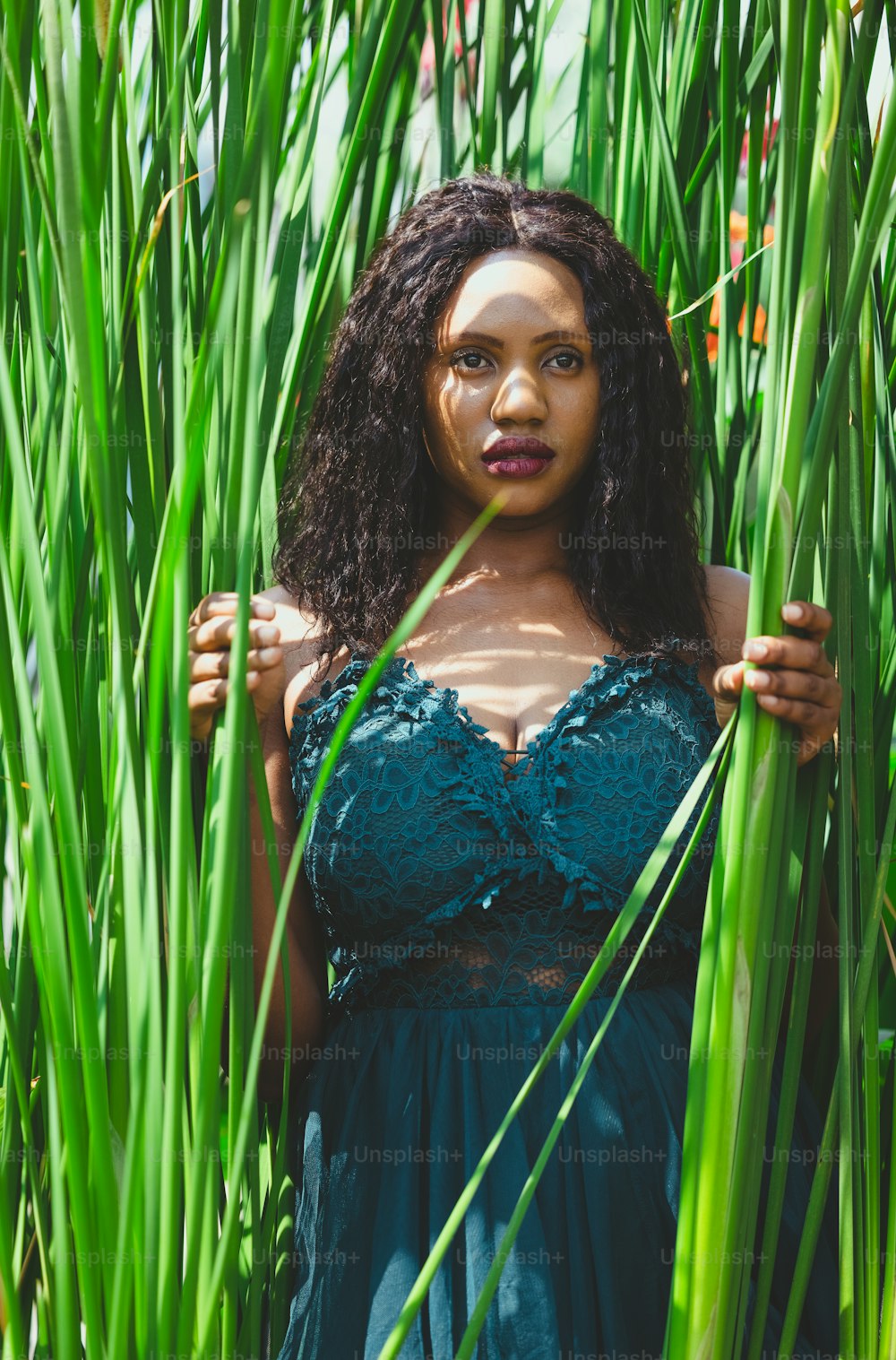 아프리카 계 미국인의 아름다움의 녹색 열대 촬영.