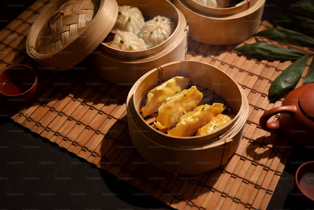 Foto cortada de bolinhos de Dimsum no vapor de bambu na mesa de jantar no restaurante chinês