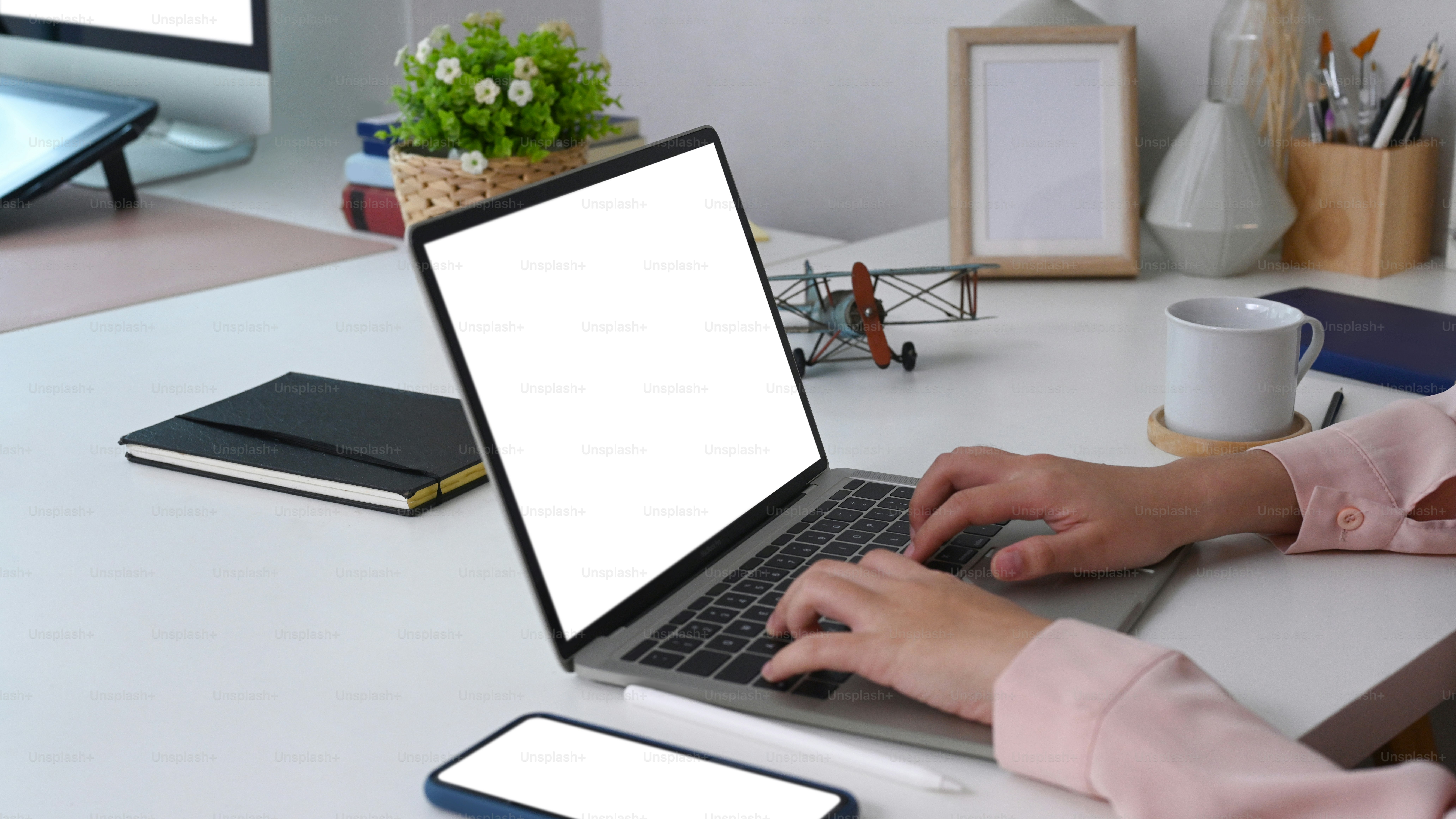 Using A Laptop Pictures | Download Free Images on Unsplash