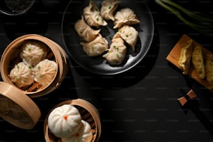 中華料理店の皿の上の点心と餃子と豚まんの竹蒸し器の上面図