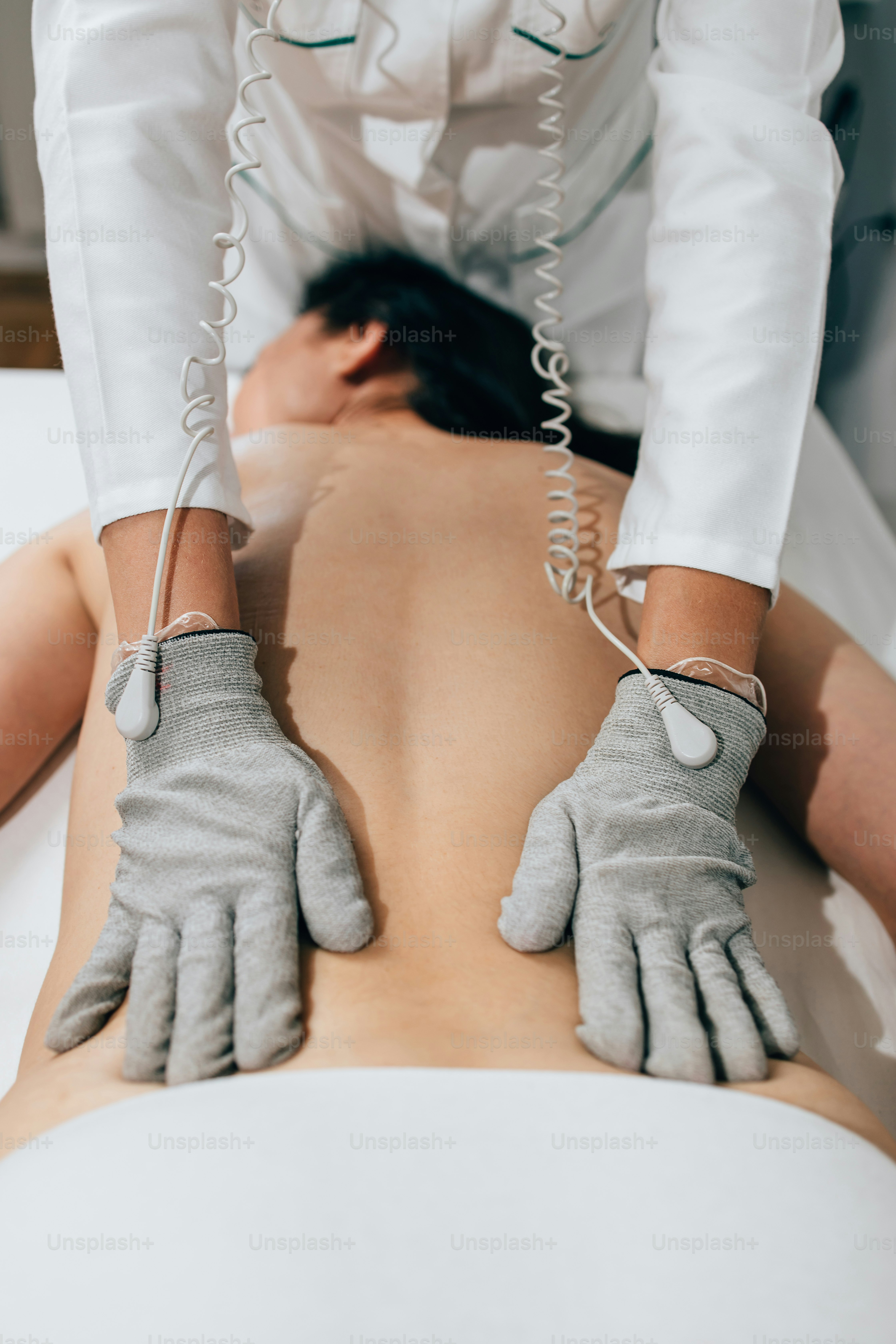 Mikrosensorische elektrische BIO EMS Mikrostrombehandlung zur Elektrostimulation von Gesicht und Körper und Muskelaufbau. Anti-Falten- und Anti-Aging-Lifting. Alternative Therapie mit leitfähigen Handschuhen.