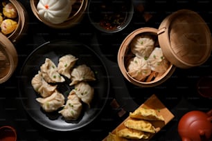 Vista superior de Dimsum en plato y vaporera de bambú con albóndigas y bollos de cerdo en un restaurante chino