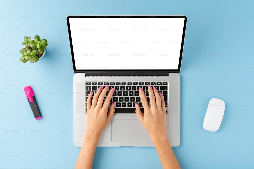 Vue aérienne d’un bureau de bureau avec des mains féminines travaillant sur un ordinateur portable avec un espace de copie. Expérience commerciale avec accessoires. Pose à plat