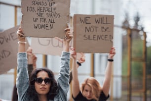 피해자는 듣고 싶어합니다. 페미니스트 여성 그룹은 야외에서 자신의 권리를 위해 항의하고 있습니다.