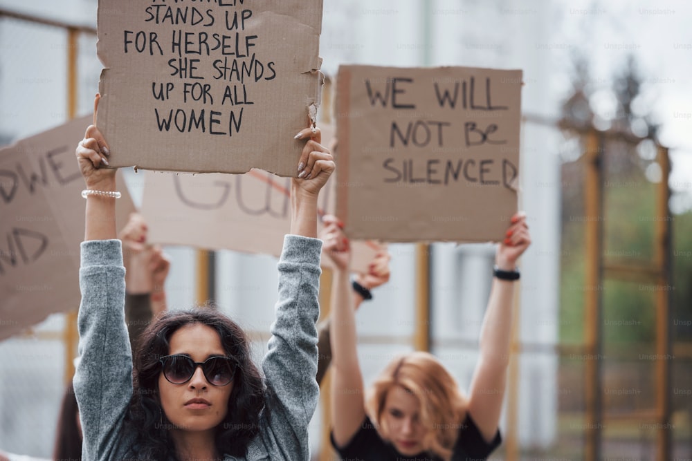 As vítimas querem ser ouvidas. Grupo de mulheres feministas protesta por seus direitos ao ar livre.