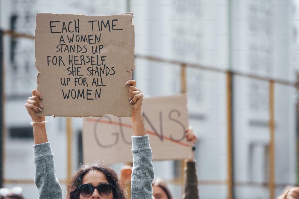 Lesen Sie dies. Eine Gruppe feministischer Frauen protestiert für ihre Rechte im Freien.