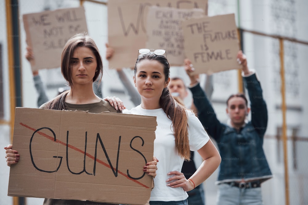 Nous n’autorisons pas les armes. Un groupe de femmes féministes manifestent pour leurs droits à l’extérieur.