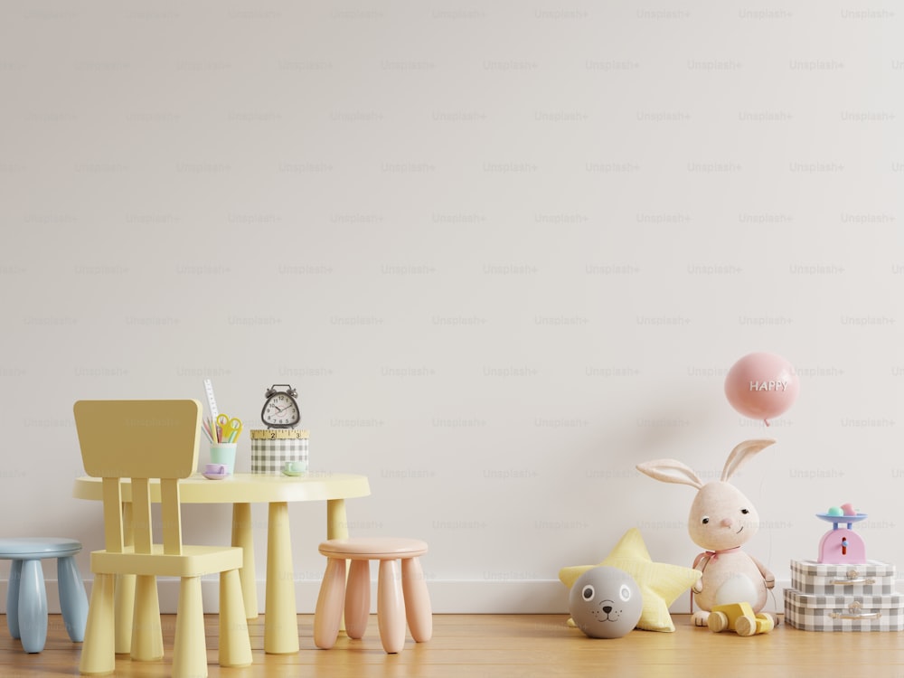 Maqueta de pared en la habitación de los niños con mesa para niños en fondo de pared de color blanco claro, representación 3d