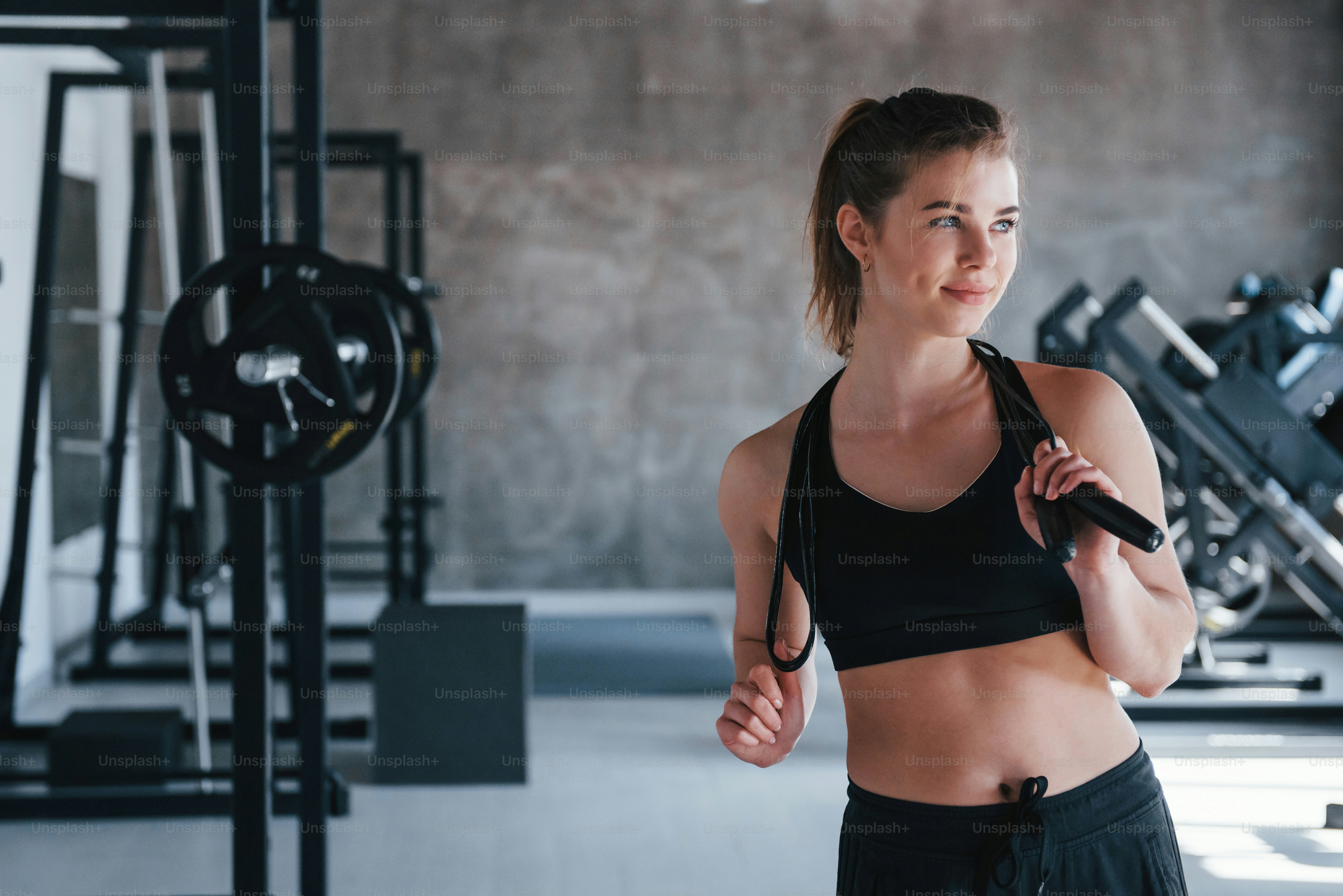 Guten Morgen. Foto einer wunderschönen blonden Frau im Fitnessstudio an ihrem Wochenende.