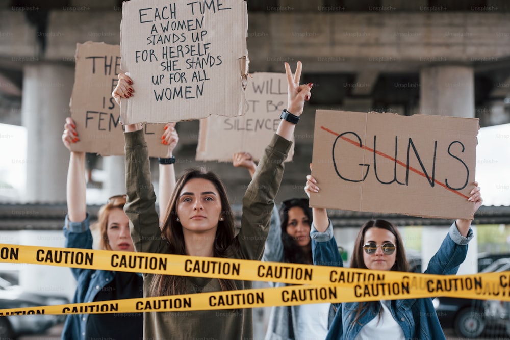 Bitte hören Sie uns zu. Eine Gruppe feministischer Frauen protestiert für ihre Rechte im Freien.